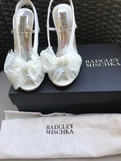 Badgley Mischka lace heels size 6