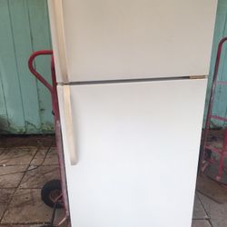 WHIRLPOOL FRIDGE WHITE 28" WIDE 65" TALL CLEAN WORKS PERFECT APARTMENT SIZE!!!