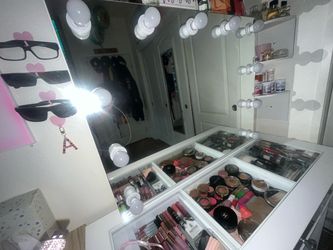 Makeup vanity