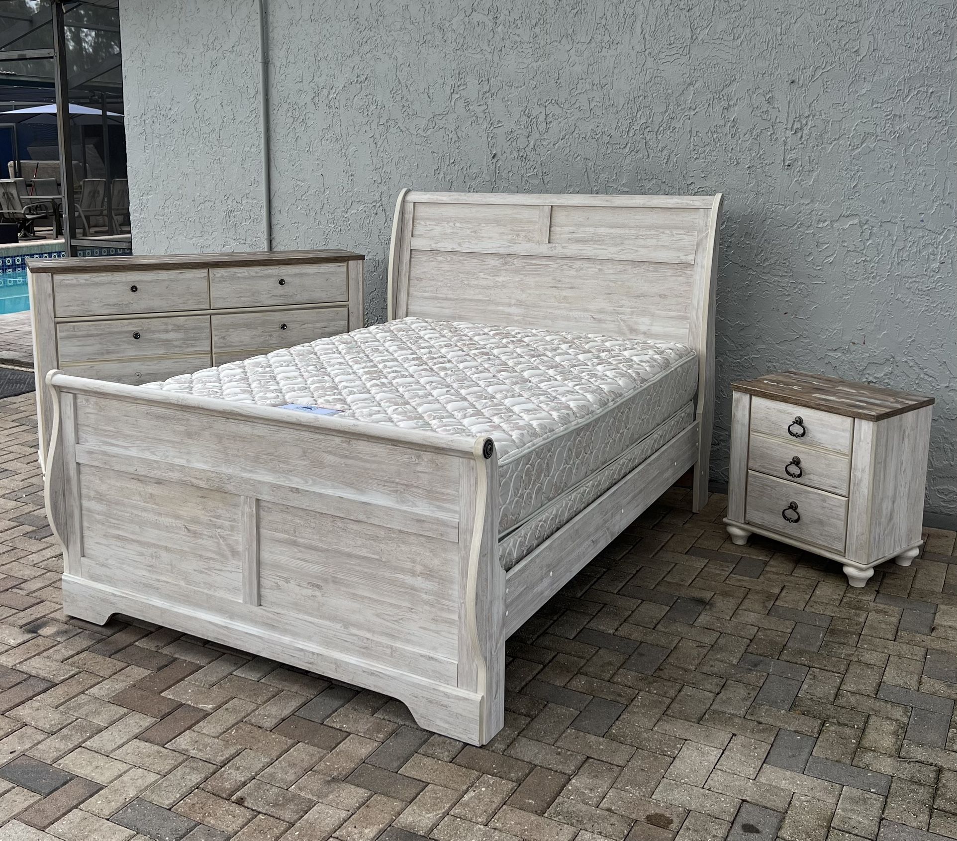 Ashley Furniture bedroom set Queen size. with mattress and box spring. Like new!! I can deliver for an additional cost. 