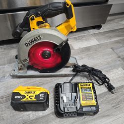 DEWALT 20V 6 1/2" CIRCULAR SAW WITH 20V 5AH BATTERY AND CHARGER