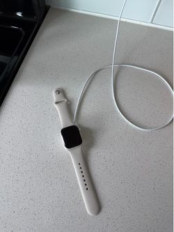 Apple Watch Series 7 41mm GPS – White Band + Charger