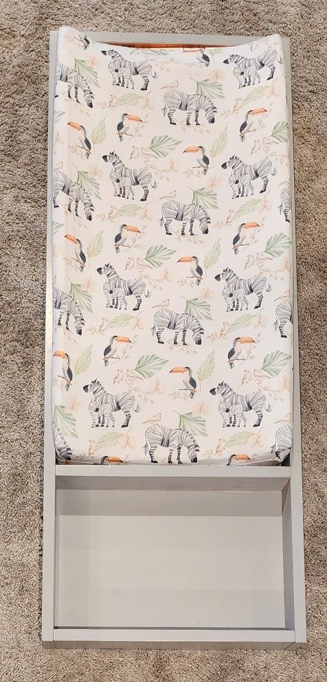 Changing Pad with Tabletop Changer Tray