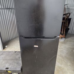 Insignia™ - 10.5 Cu. Ft. Top-Freezer Refrigerator - Black Working Well Must Pickup 