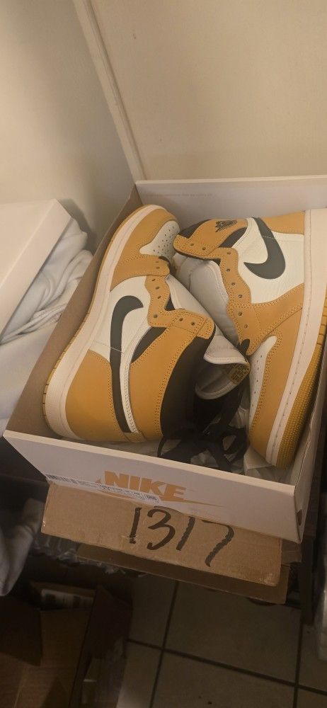 Jordan 1 Retro High OG Yellow Orchid Size 11.