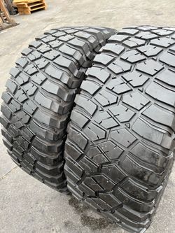 I sell 2 tires of BFGOODRICH MUD TERRAIN A/T KM3 325/60/20 is in very good condition
