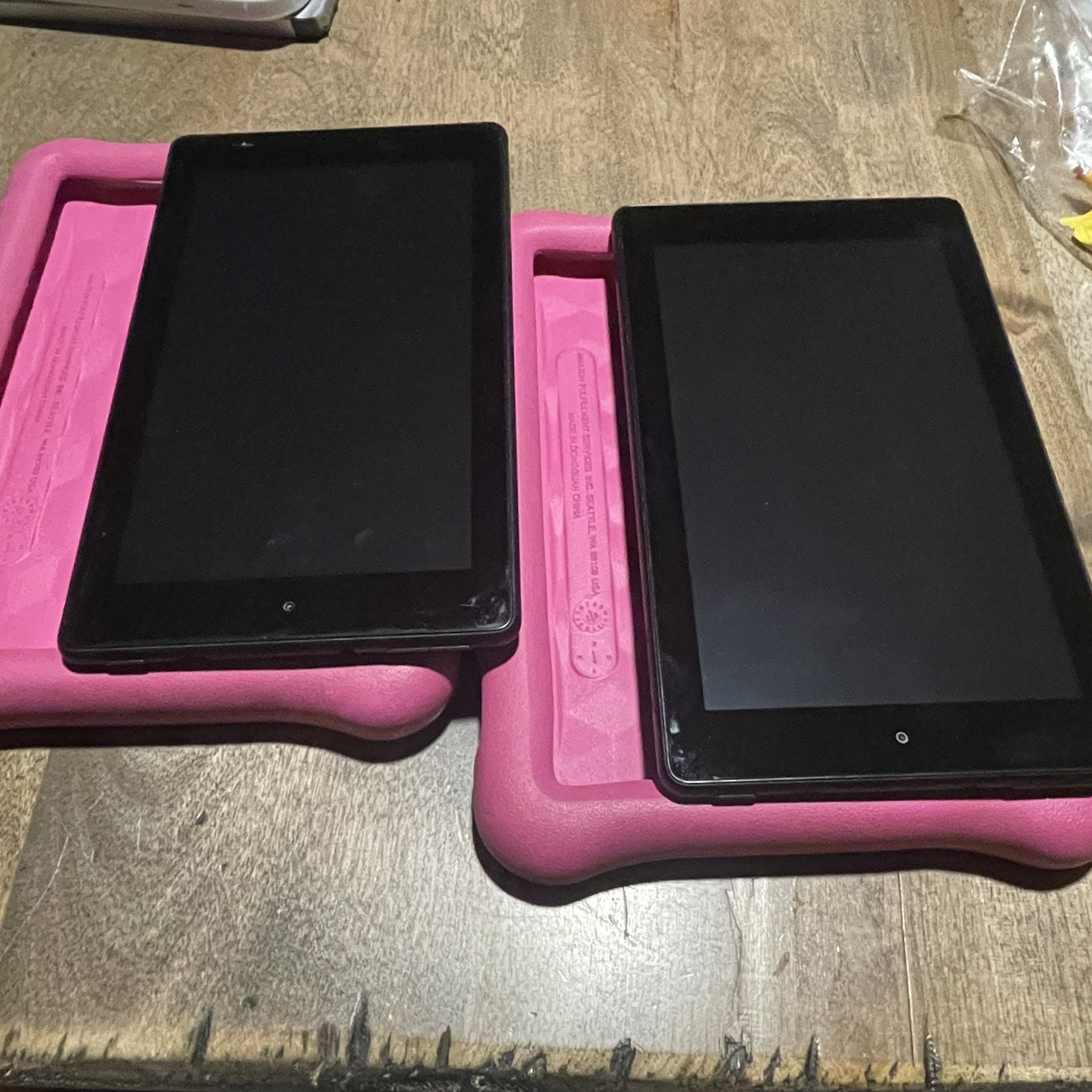 2 Amazon m8s26G Fire 7 tablet display 16 GB - Black With Kids Protective Cases And Stands
