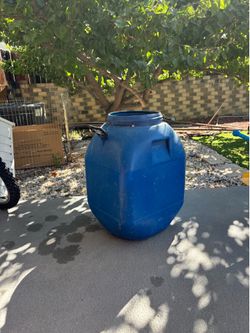 Free water storage container