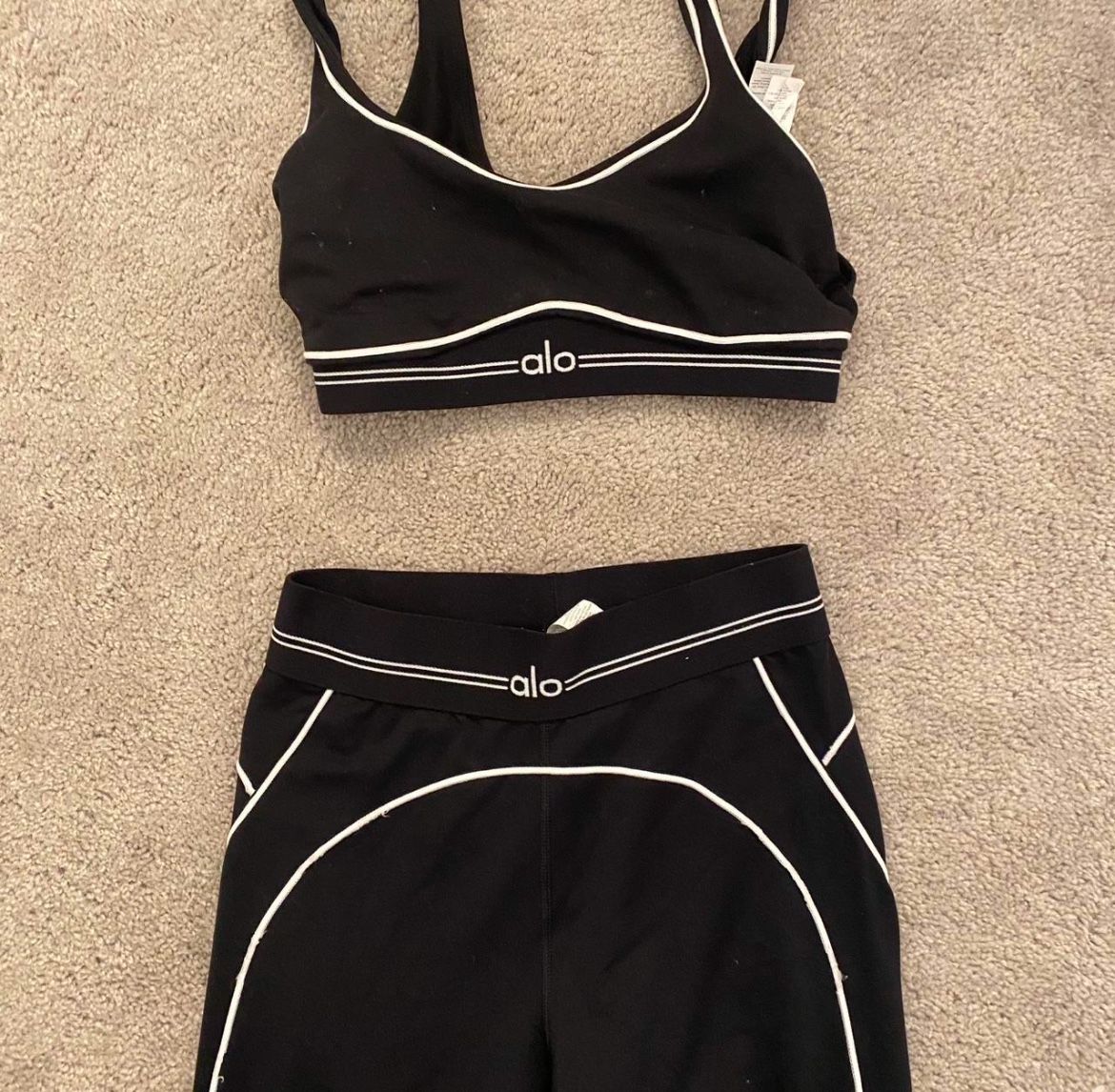 Alo Yoga Black & White Set