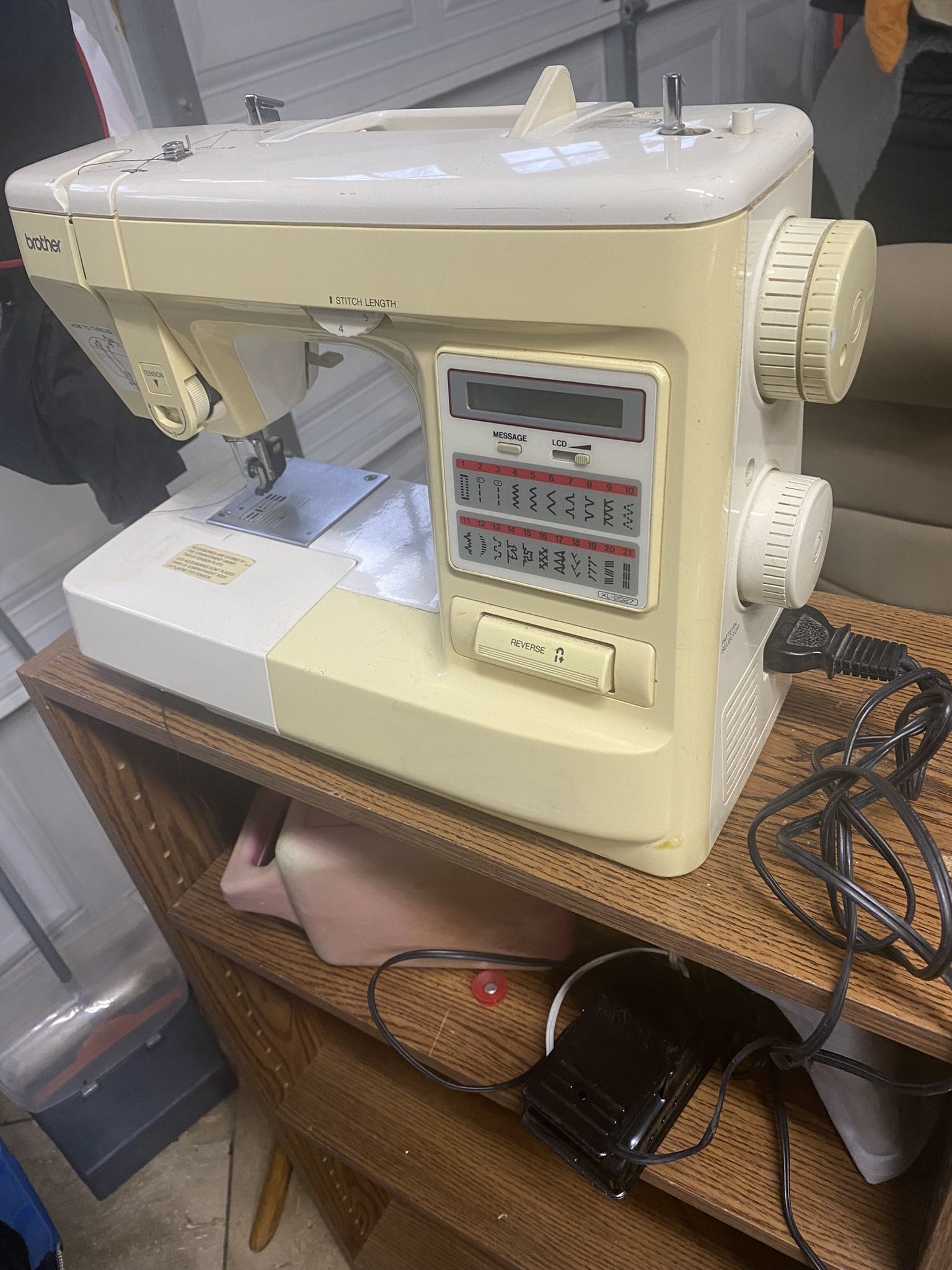 Brother XL 2022 Electric Sewing Machine w/ pedal