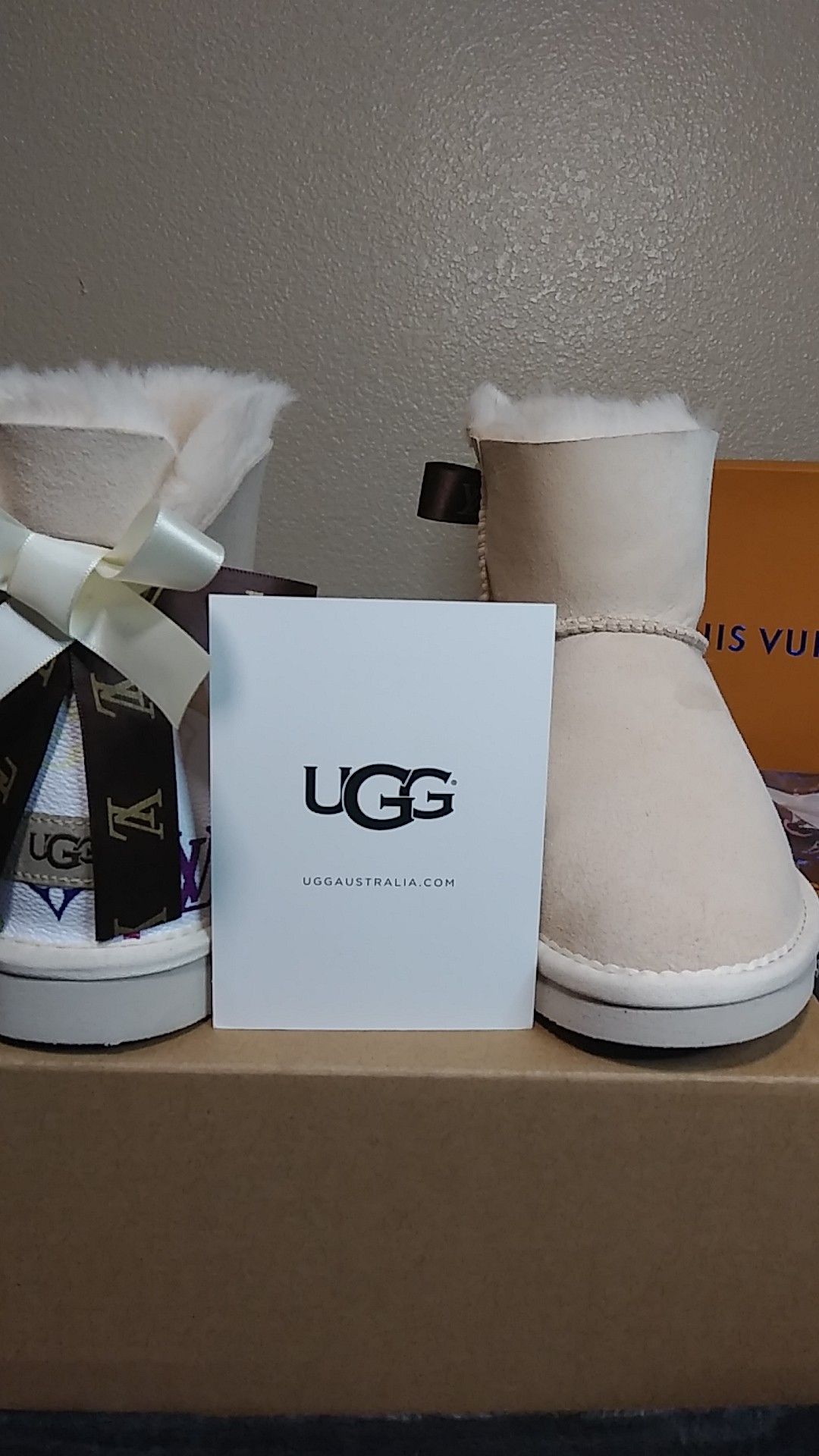 UGG ( SIZES 6, 8, 9, 10)