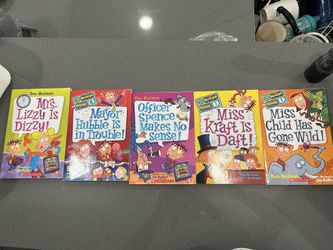 My Wierd school Daze Books (volumes:1,9,6,5,7) Text Me If You Want To Buy One Individually