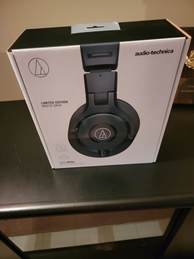 AUDIO TECHNICA ATHM40X PROFESSIONAL STUDIO HEADPHONES (Brand New) for