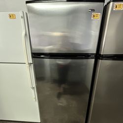 AMANA 28” TOP AND BOTTOM REFRIGERATOR 