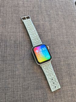 40mm GPS + Cellular version of the Apple Watch SE (2nd Generation)