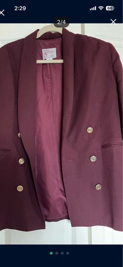 It’s very nice double breast jacket in size 6 the color is burgundy it is for w