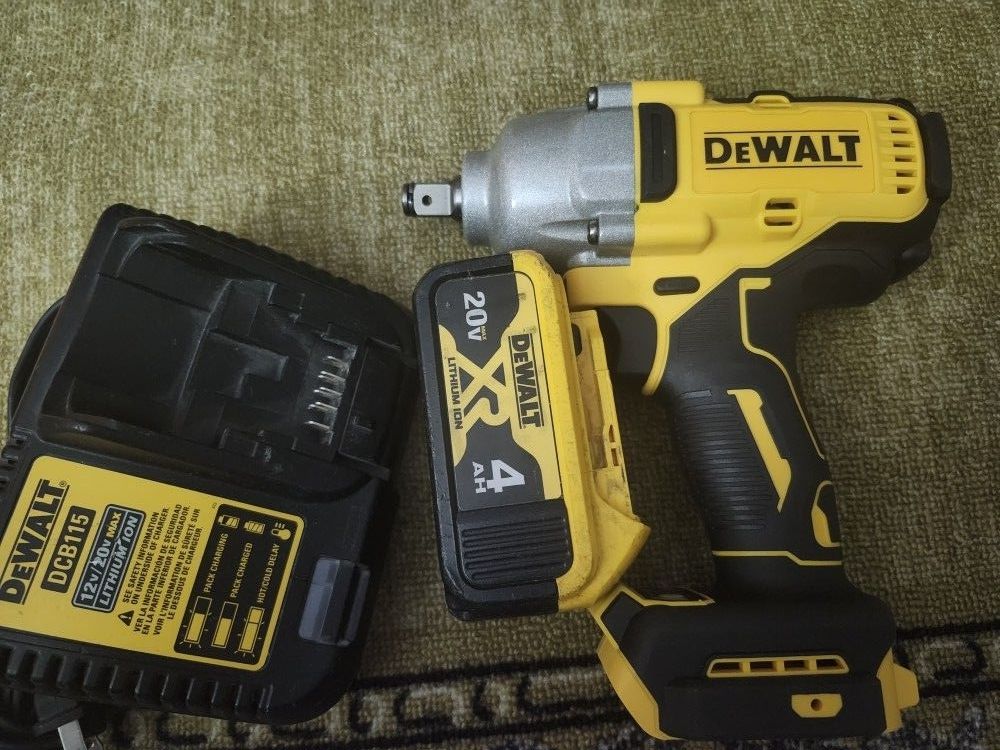 DeWalt 20v Impact Wrench 1/2 IN With Battery And Charger