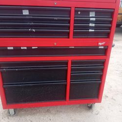 Milwaukee Tall tool box for $1500 like new. Located Pharr Texas 78577