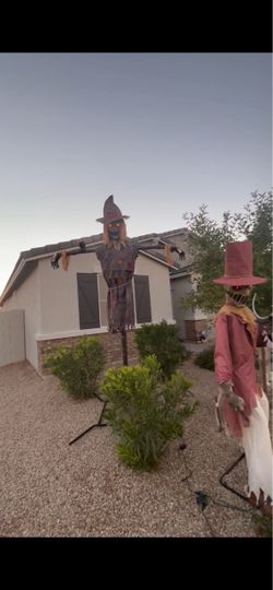 Halloween 9’ voice and movable scare crow