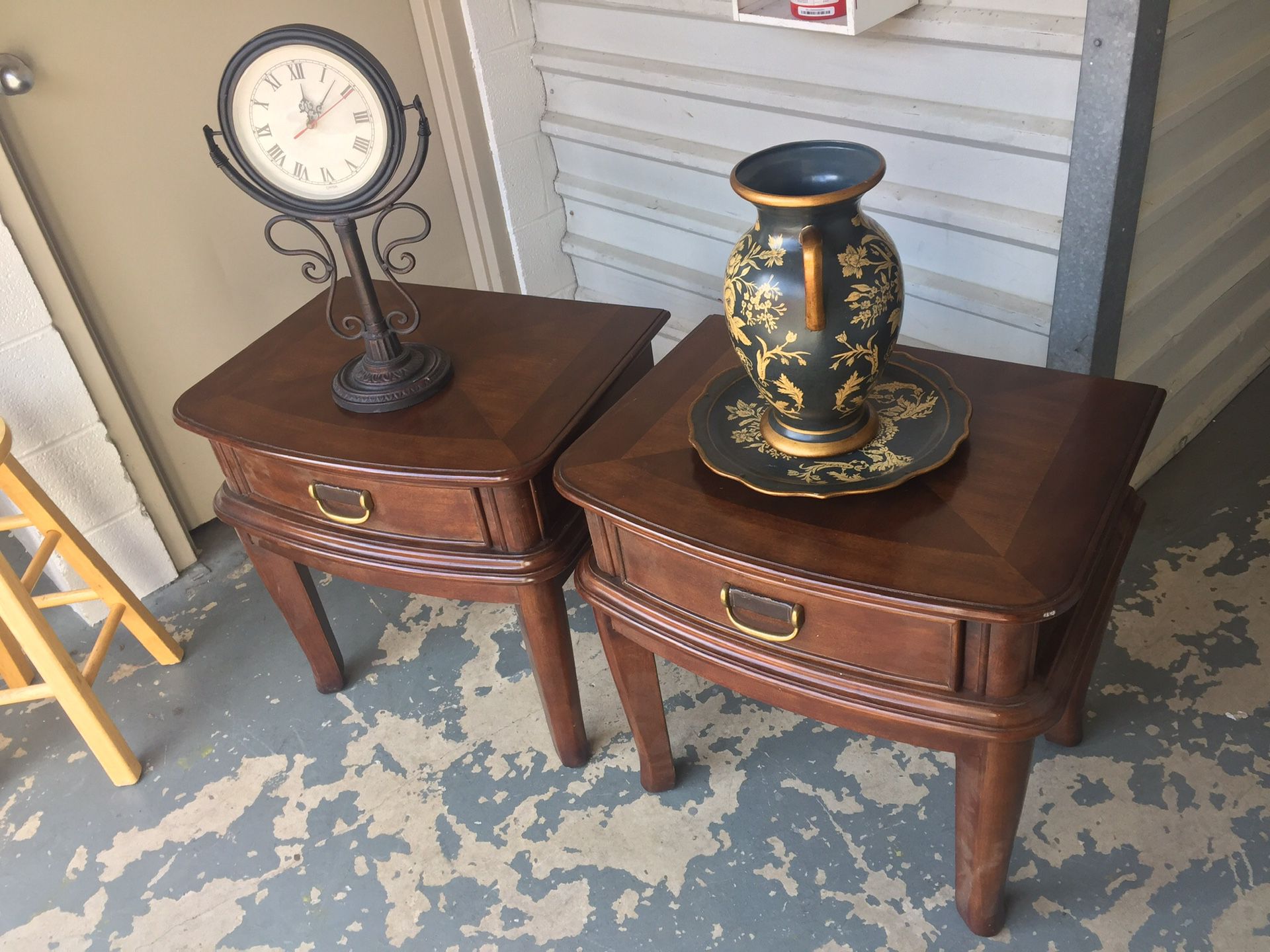 Beautiful side table set in excellent condition