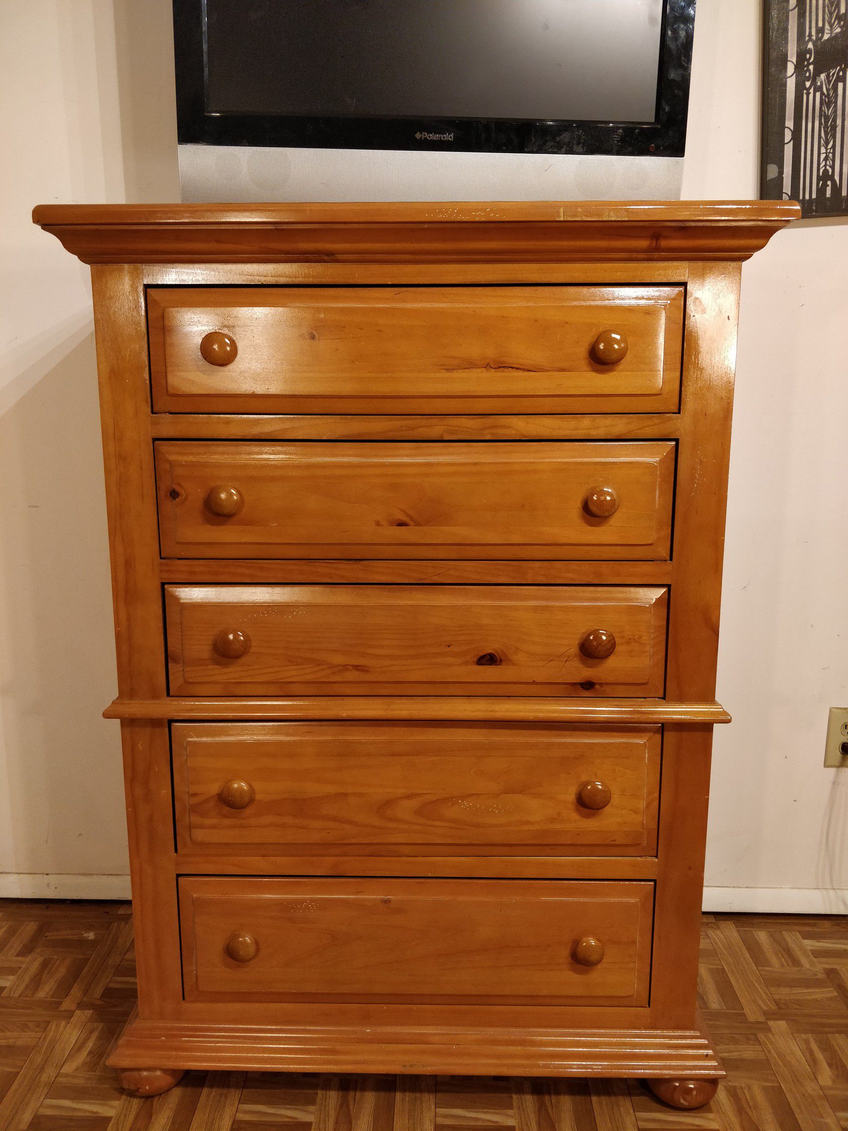 Nice solid wood big chest dresser in good condition, all drawers sliding smoothly, pet free smoke free. L38"*W19"*H52"