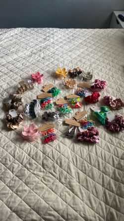 Hair clips and hair ties 4 pieces for $5 mix or Mach/ ligas y broches para el cabello 4 Piezas por $5.00 iguales o mixtiadas