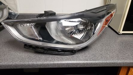 2018-2019 Hyundai Accent OEM driver headlight. Halogen