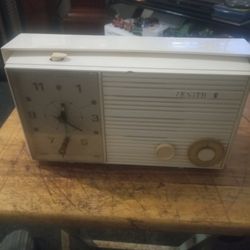 VINTAGE 1960's ZENITH AM CLOCK TUBE RADIO ( RESTORED)