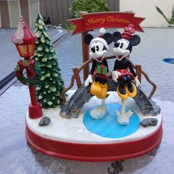 Mickey and Minnie plays Christmas Music 