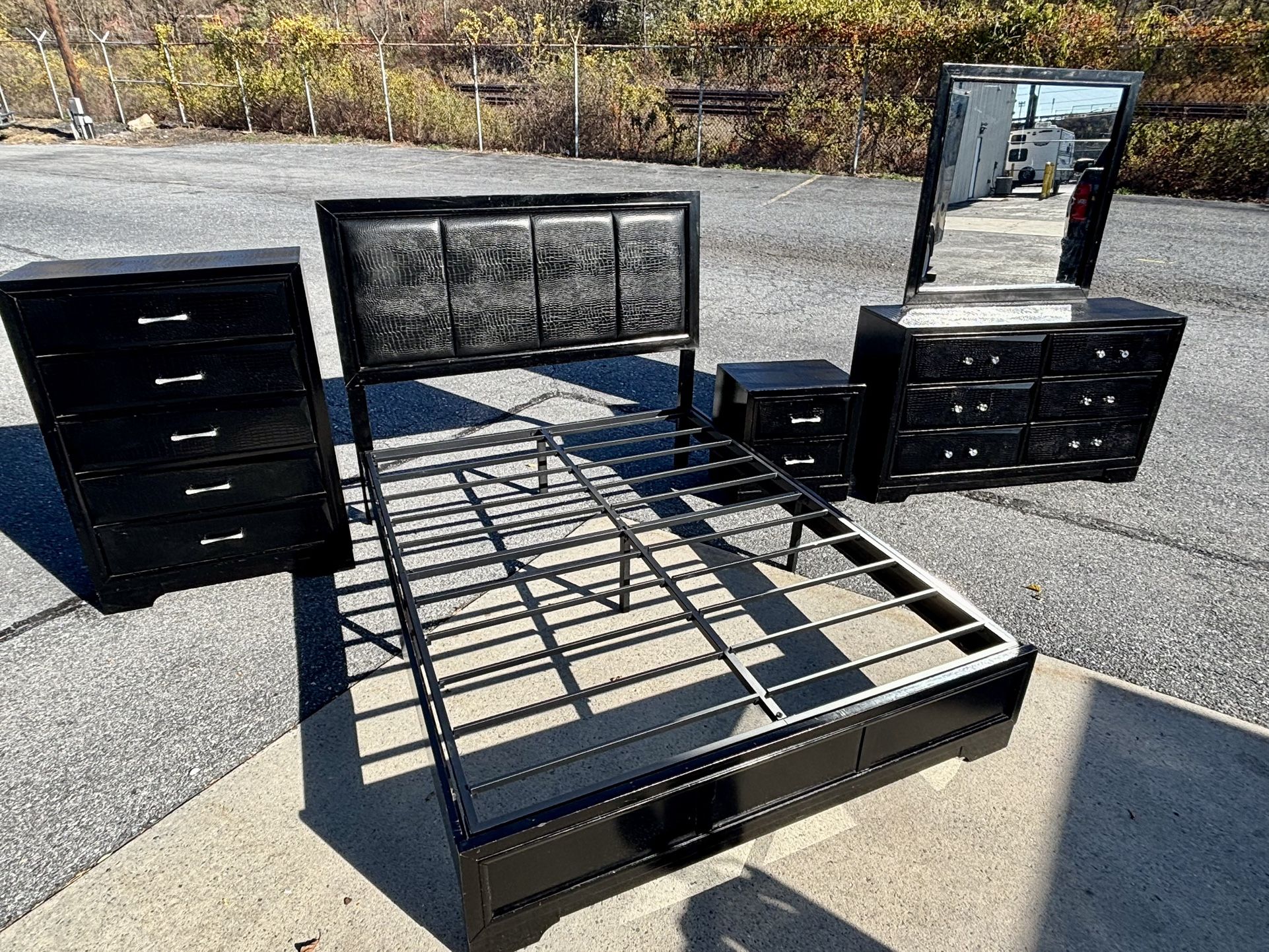 Lifestyle Furniture 5 Piece Contemporary Glam Bedroom Set