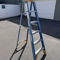 6 ft Fiberglass Step Ladder – Sturdy & Ready to Use