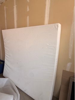 King Size 8” Memory Foam Mattress – Like New – 80” x 76” x 8”