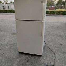 Daewoo White Top freezer, Bottom Refrigerator 33  W , 66 H, 30 D 