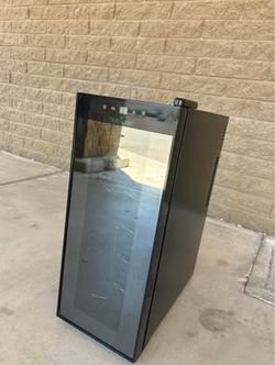 NutriChef 12-Bottle Wine Cooler – Digital Touch Controls – Works Great!