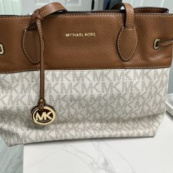 Micheal Kors Hand Bag