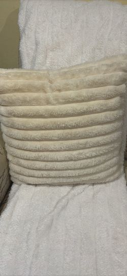 Throw blankets and pillows set