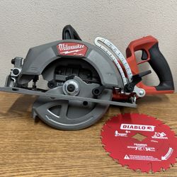 Milwaukee 2930-20 M18 FUEL 18V Lithium-Ion Cordless 7-1/4 in. Rear Handle Circular Saw (Tool-Only)