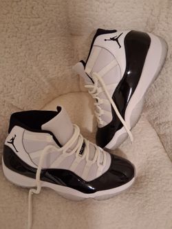 SIZE 9 1/2 MEN REPS 140$
