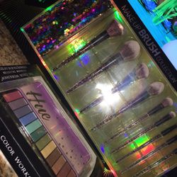 Beautiful Make Up Brushes With A Bag Set And A Shadow