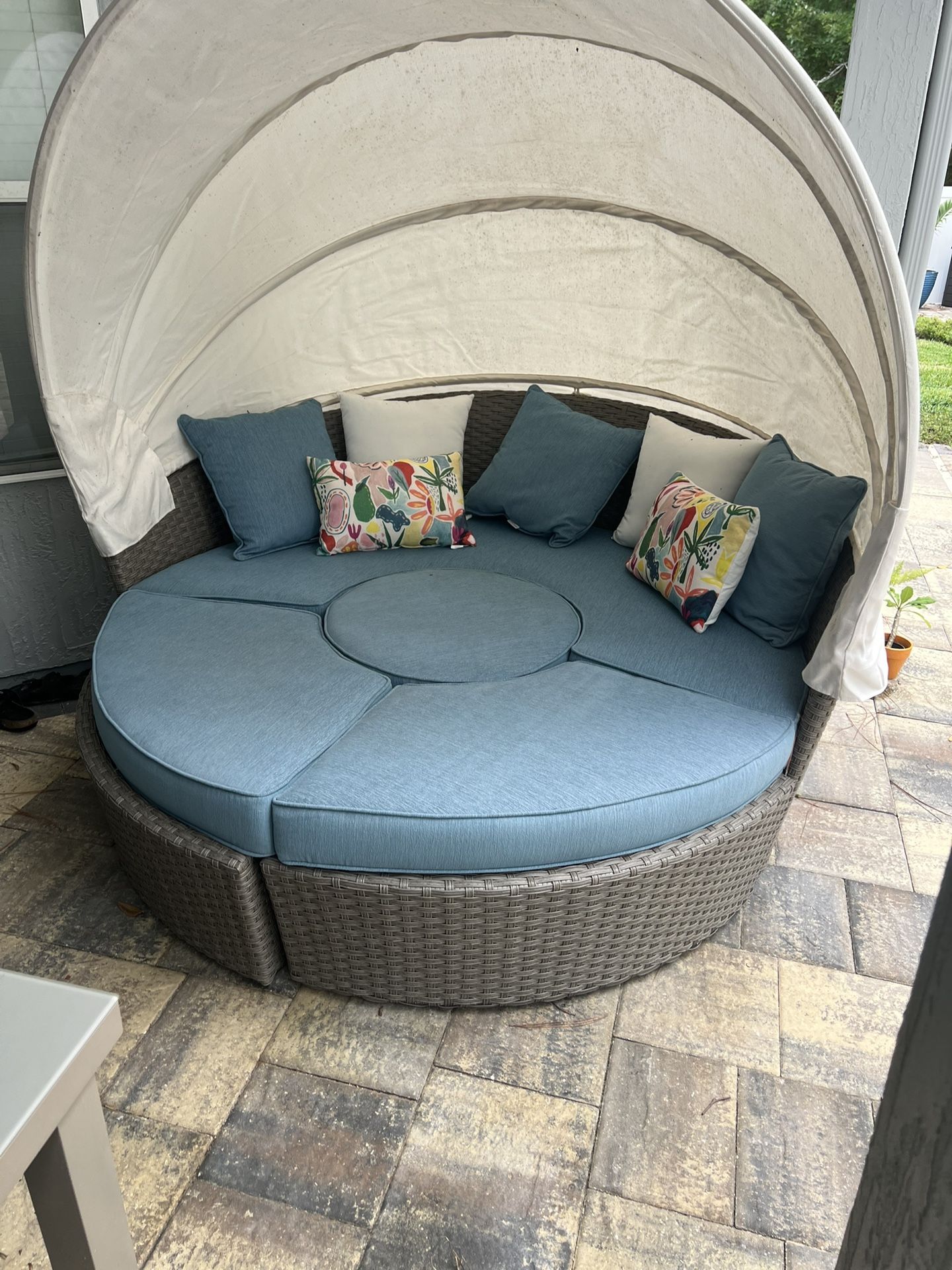 Outdoor Canopy Bed