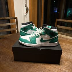 Jordan 1 mid Men's size 10 DS never tried on