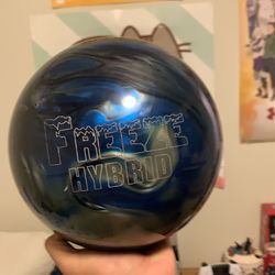 Freeze Hybrid bowling ball
