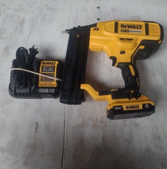 Dewalt 20V Nailer whit Battery and Charger 18Gauge