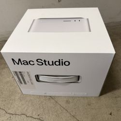 Apple M1 Max 10-core CPU 24-core GPU 32GB RAM 4TB SSD