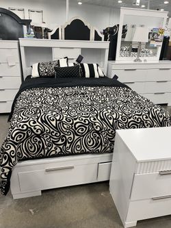 Six piece king or queen Bedroom Set