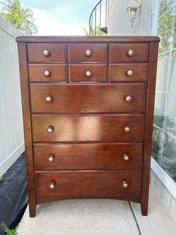 Chest of drawers