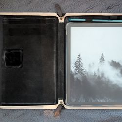 Kindle SCRIBE WITH EXTRAS! 