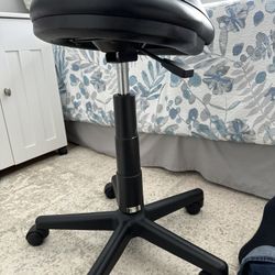 Kaylin’s Saddle Stool / Black