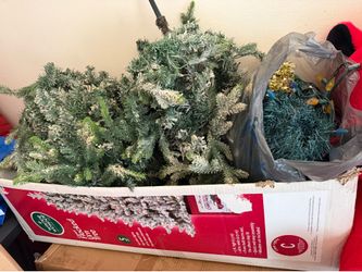 FreeeSmall Christmas tree with lights and garland