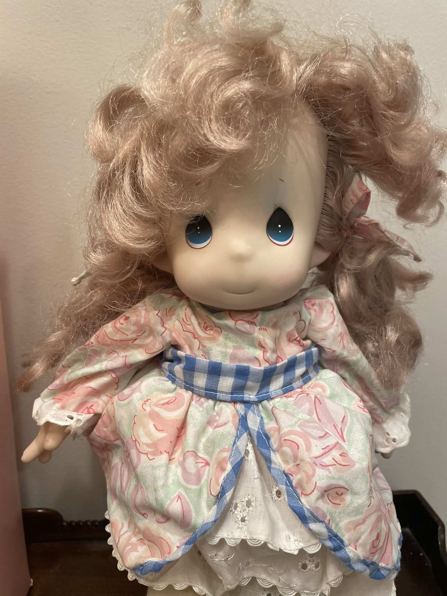 Vintage 1994 Precious Moments 16” Ellie Doll No. 1086 W/ Box And Stand- RARE! Condition is pre owned and and shows some light signs of wear, frizzy ha